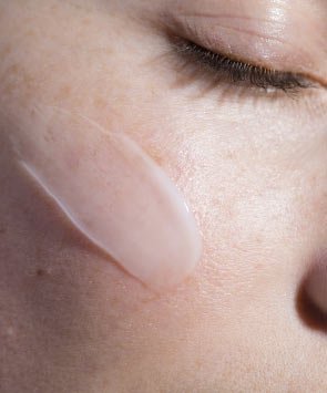 laroche posay safety commitment product allergy tested model close up 
